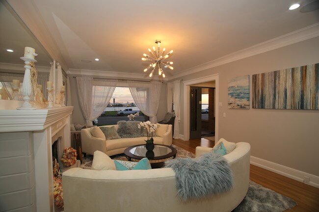 Sala de estar con vista al mar. - 3215 E Ocean Blvd