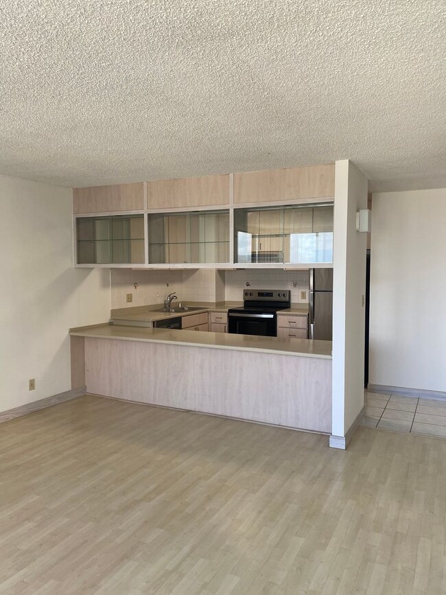 Building Photo - 2 Bedroom 1 bath High Floor/end unit in Ku...