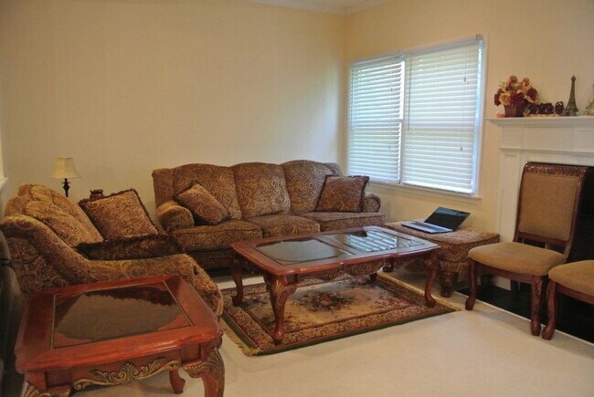 Foto del edificio - 111 Autumn Ridge Rd