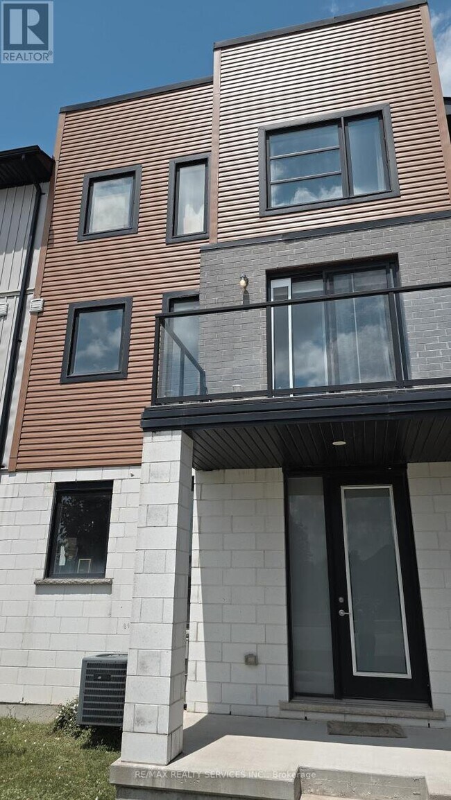 Building Photo - 895 Sarnia Rd