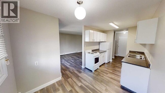 Building Photo - 10105-10107 107 Ave