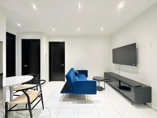 Foto del edificio - Furnished room/NOT APARTMENT