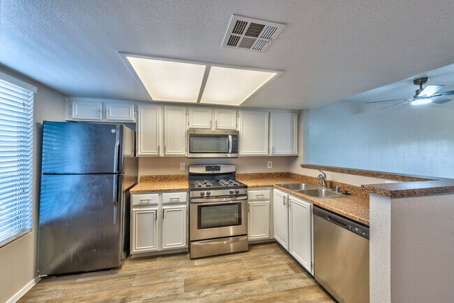 Foto del edificio - 8070 W Russell Rd