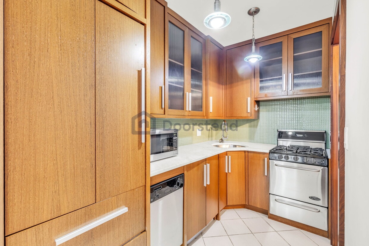 Primary Photo - 2132 5th Ave