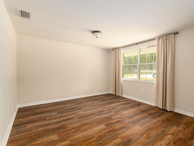 Building Photo - Valrico home on large lot with no HOA