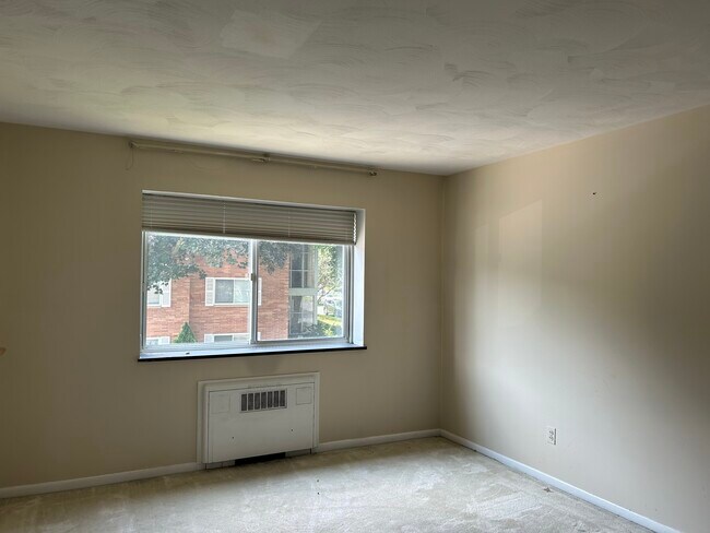 Building Photo - 2425 East Ave