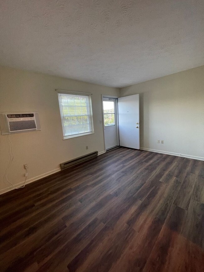 Building Photo - Apartment on Rockingham Drive