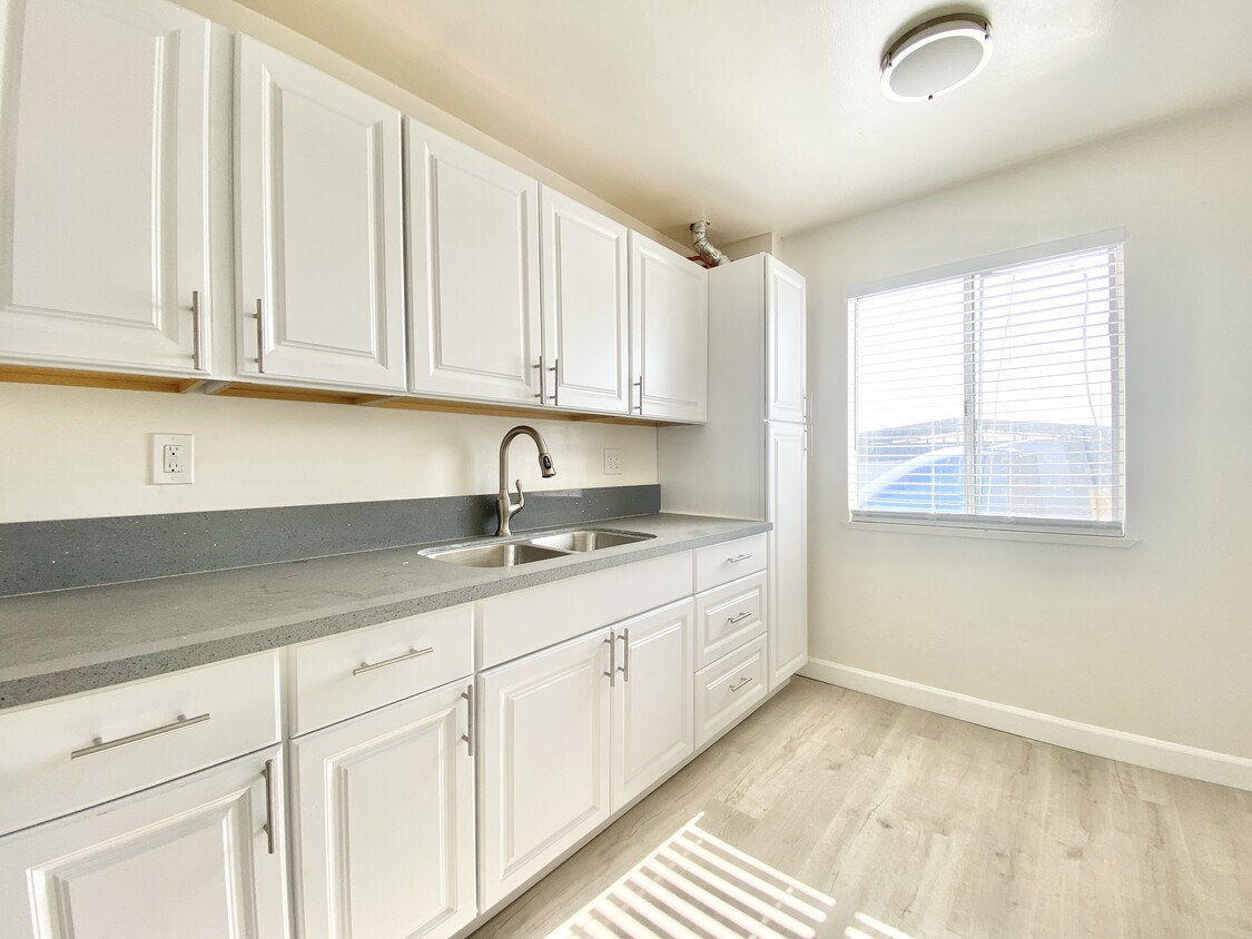 Foto principal - 927 E 108th St