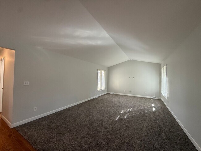 Foto del edificio - $3,200 | 5 Bedroom, 3 Bathroom House | No Pets | Available for Immediate Move In!