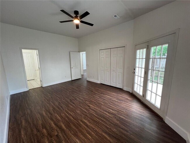 Foto del edificio - Fresh, stylish, and perfectly positioned on a corner home