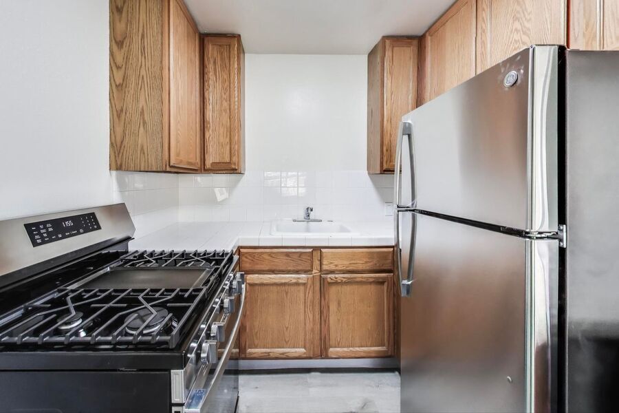 Primary Photo - Spacious 1bedroom - Walking Distance to La...