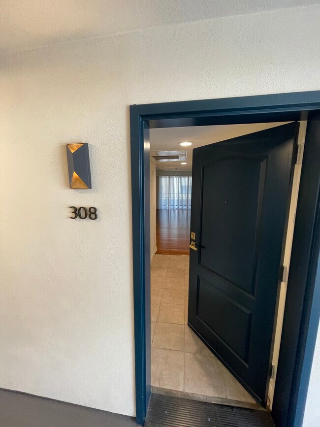 Foto del edificio - 1117 N Orange Dr