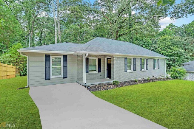 Building Photo - 2303 Pinewood Dr