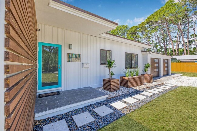 Building Photo - 4925 Camellia Way S