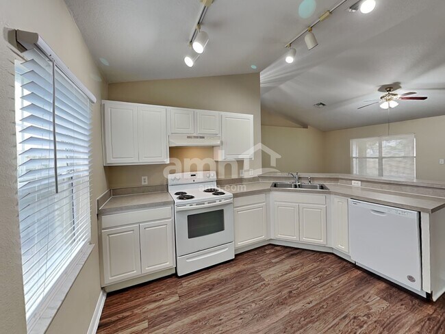 Foto del edificio - 1322 Lake Idamere Blvd