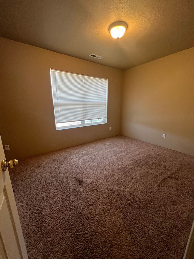 Building Photo - 2 Bedroom, 1 1/2 Bathroom Townhouse - Clos...
