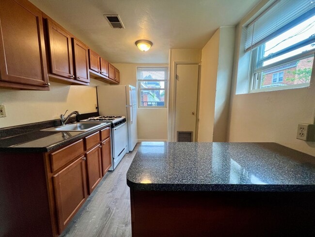Charming One Bedroom in Oakland! Ample Nat... - Charming One Bedroom in Oakland! Ample Nat... Apartment