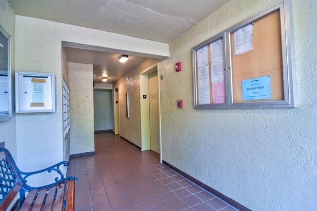 Building Photo - 900 Cove Cay Dr