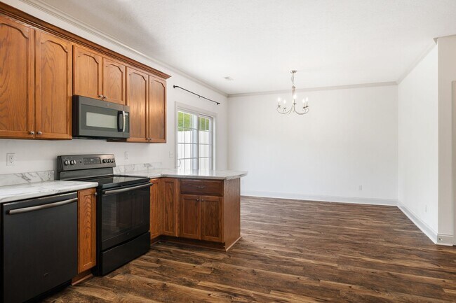 Foto del edificio - Gorgeous 3 Bedroom, 2.5 Bath End-Unit Town...