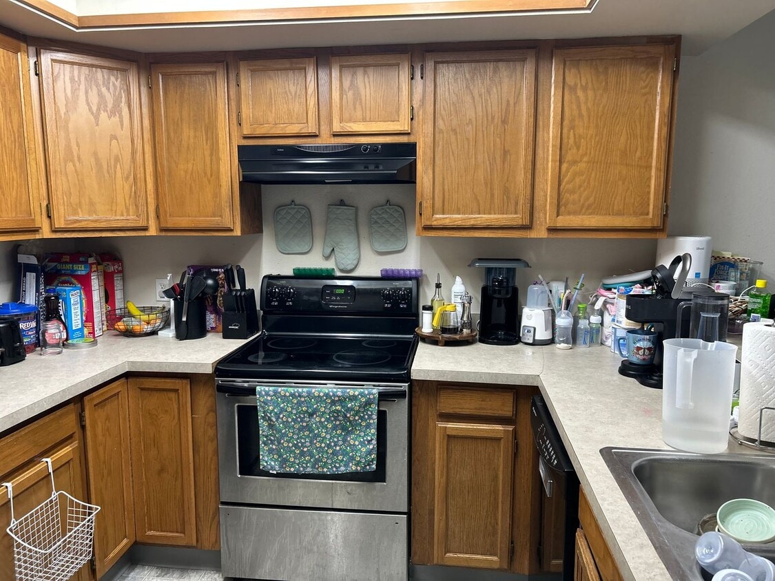 Primary Photo - Century 21 Gold Rush - 3 bed, 2 bath (Fair...