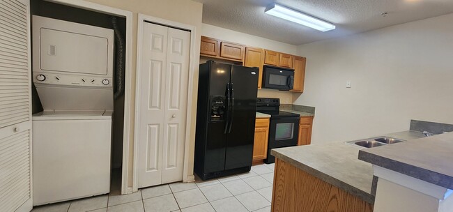 Building Photo - Willow Ridge Upstairs 2/2 Condo