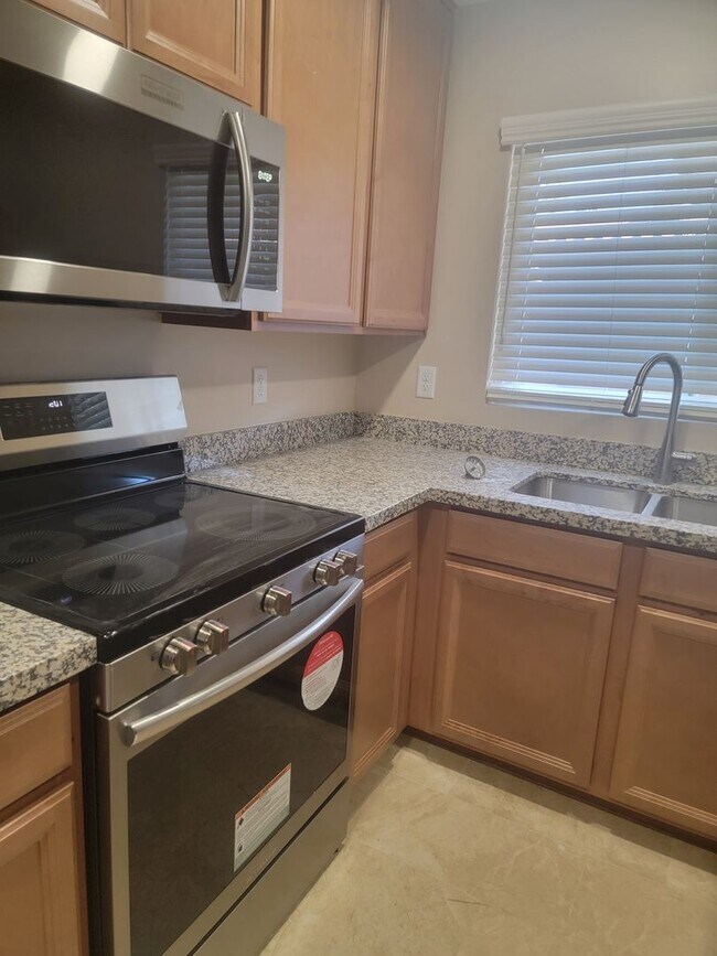 Building Photo - Beautifully remodeled townhouse