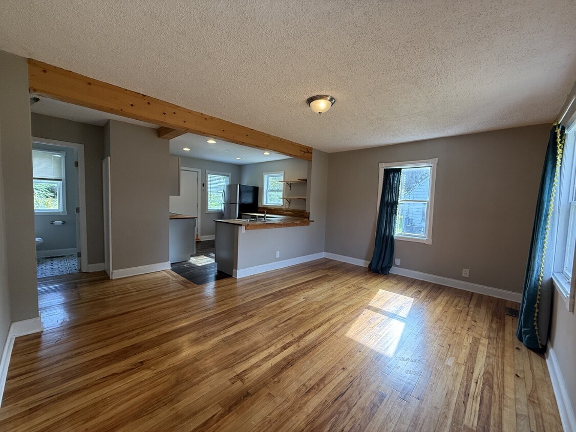 Charming 2 Bed | 1 Bath Home with Large De... - Located in the North Hills area, this sing...