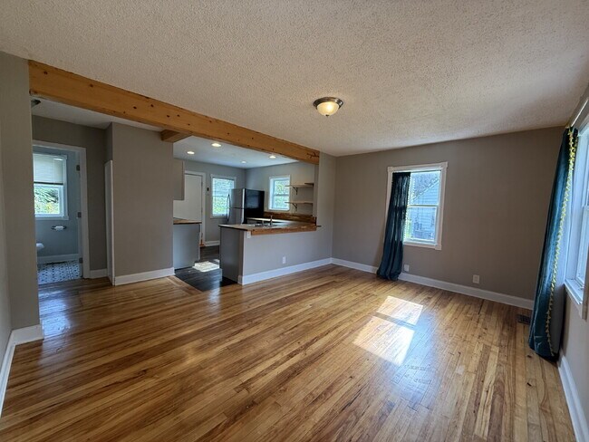 Building Photo - Located in the North Hills area, this sing...