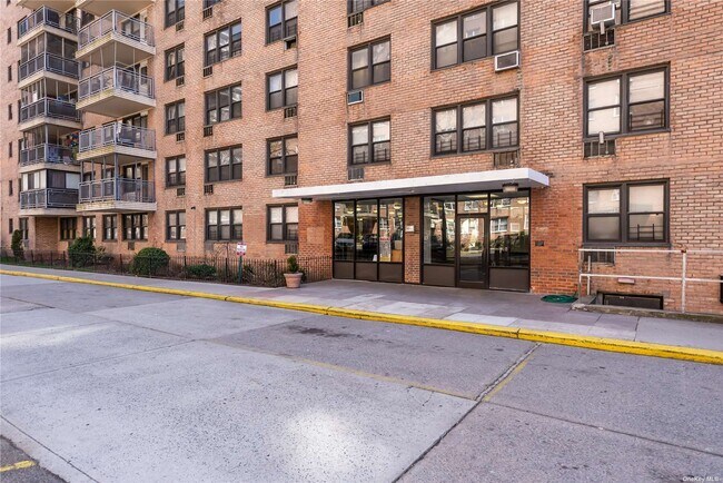 Foto del edificio - 42-55-55 Colden St