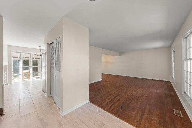 Building Photo - 345 Green Valley Dr