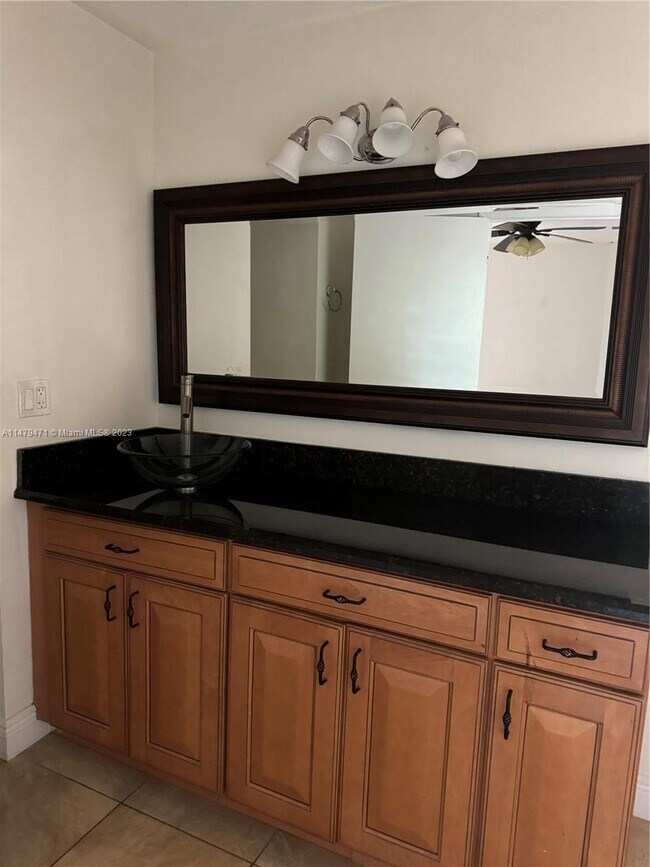 Foto del edificio - 637 Executive Center Dr