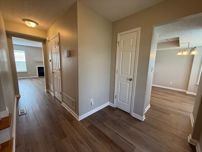 Foto del edificio - LARGE BEAUTIFUL 3 Bedroom 2.5 Bath Townhou...