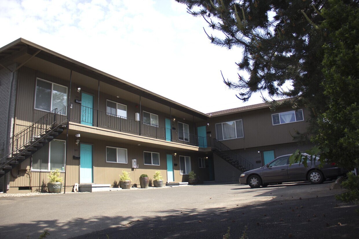 Upper 2 bed on Belmont! Hardwood floors, granite counters, tile in shower! All dogs welcome! - Upper 2 bed on Belmont! Hardwood floors, granite counters, tile in shower! All dogs welcome!