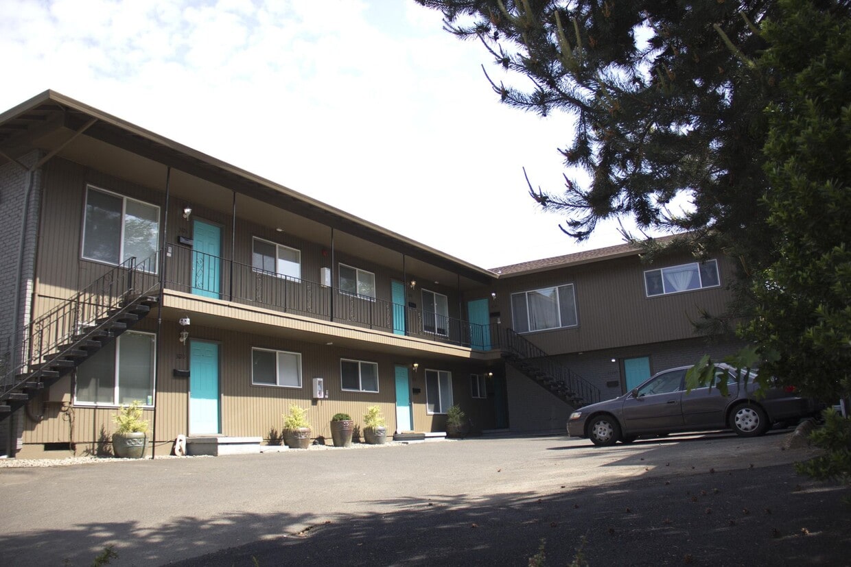 Primary Photo - Lower 1 bed, off street parking, hardwoods...