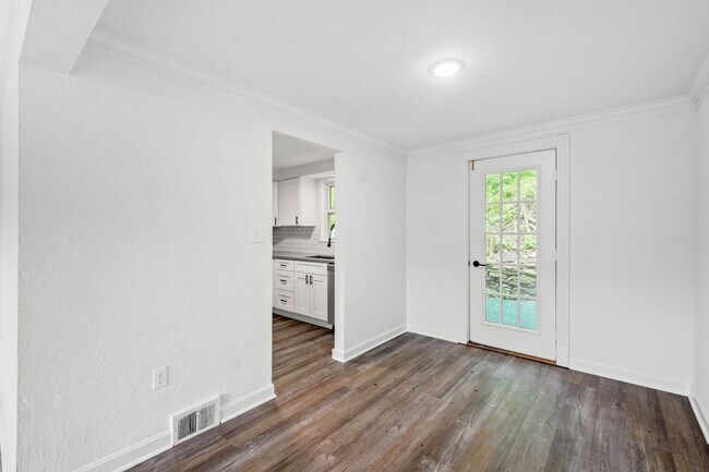 Building Photo - AVAILABLE JULY 1!!! 3 BEDROOM IN CASTLE SH...