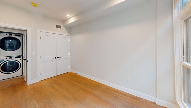 Building Photo - $1k Rebate w Rental!  Lux Apt w 2 baths & ...