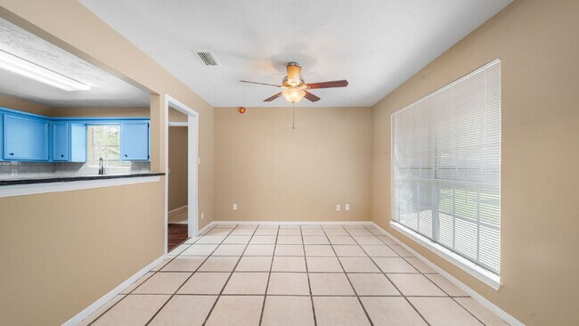 Foto del edificio - Enjoy comfortable, low-maintenance living in this updated, pet-friendly, carpet-free 3-bedroom ho...