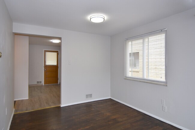 Comedor independiente con iluminación LED nueva en toda la vivienda. - 3152 Glendale Ave