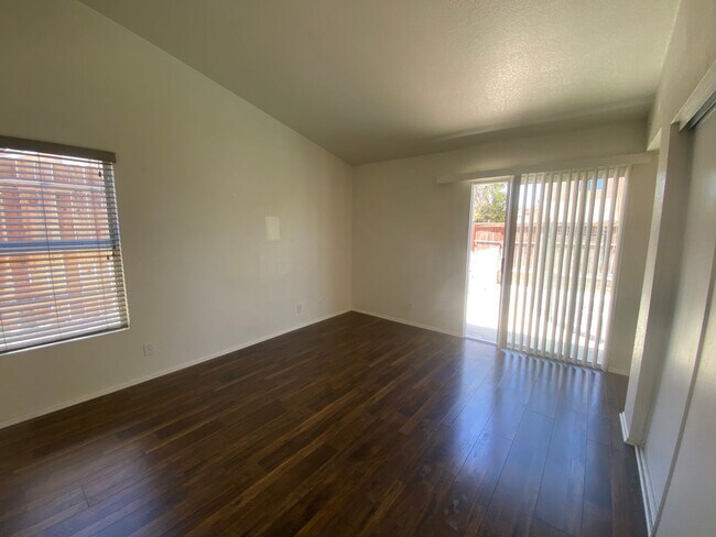 Foto del edificio - Rosamond Pool Home