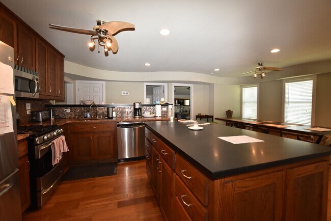 Building Photo - Charming Highland Village Home with Guest ...