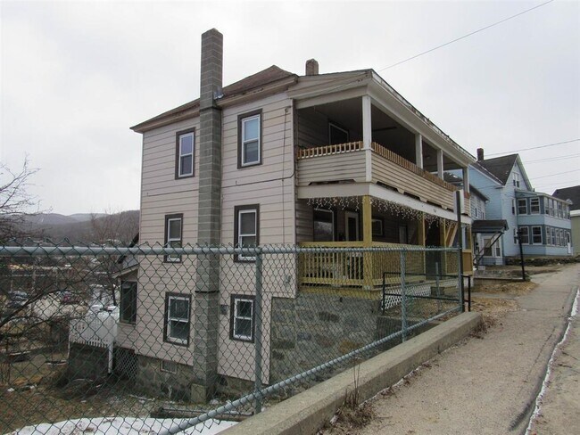 Building Photo - 466 School St