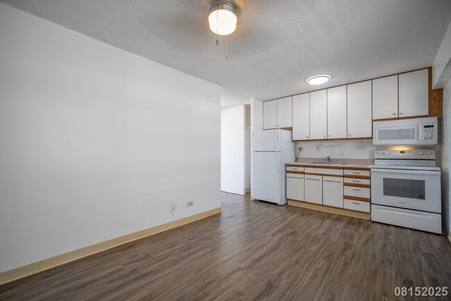 Foto del edificio - $2300 /1 Bed / 1 Bath /  1 Parking in Keea...