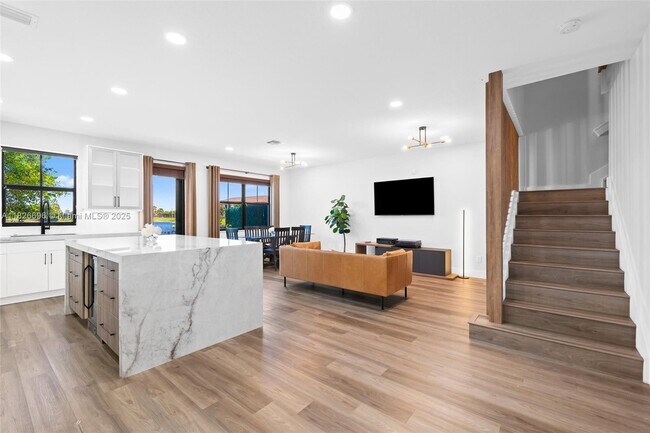 Foto del edificio - 8446 Lake Majesty Ln