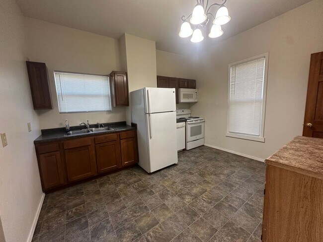 Building Photo - 3-Bedroom Home near Downtown Bloomington!