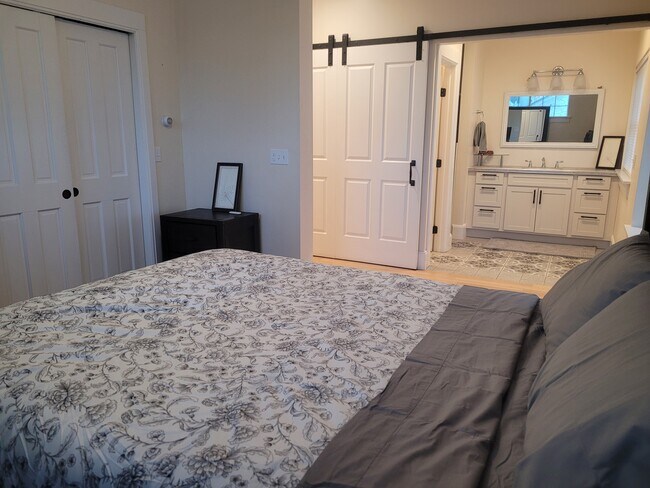 Foto del edificio - 563 E 4th Ave # B