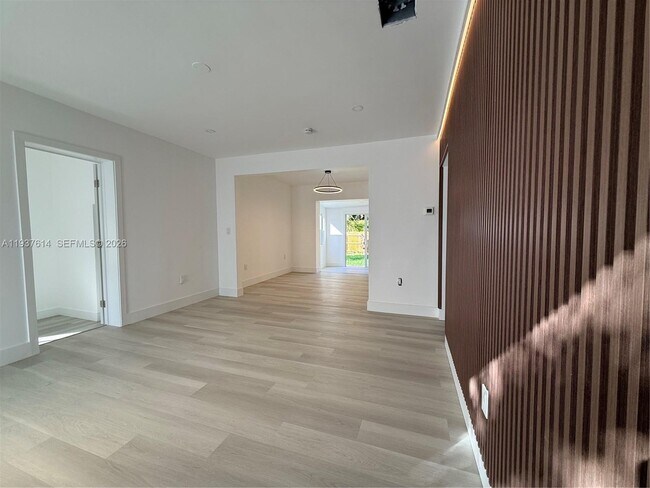 Foto del edificio - 561 NW 41st St