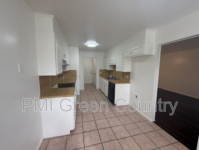 Foto del edificio - 9832 E 37th St