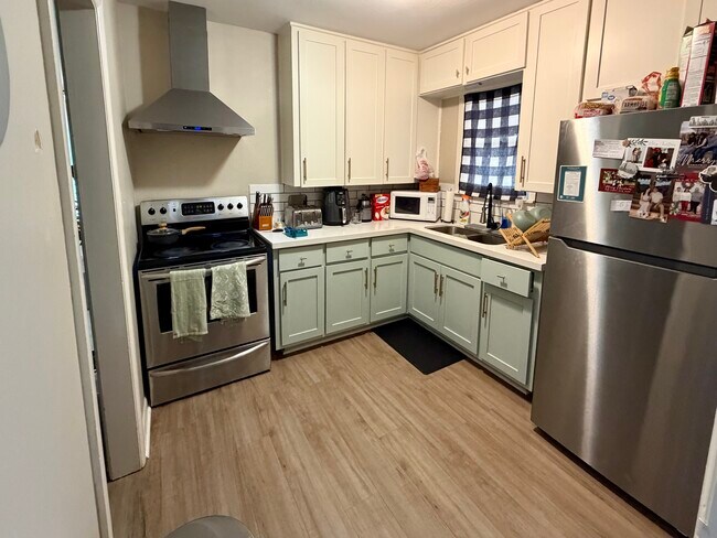 Building Photo - 900 Sycamore Ave