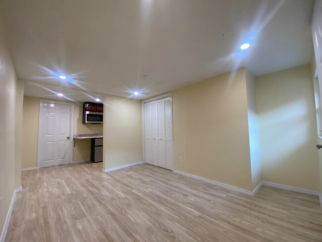Foto del edificio - 2221 Gold Ave