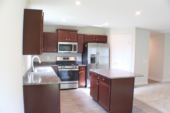 Building Photo - 109 S Peak Dr